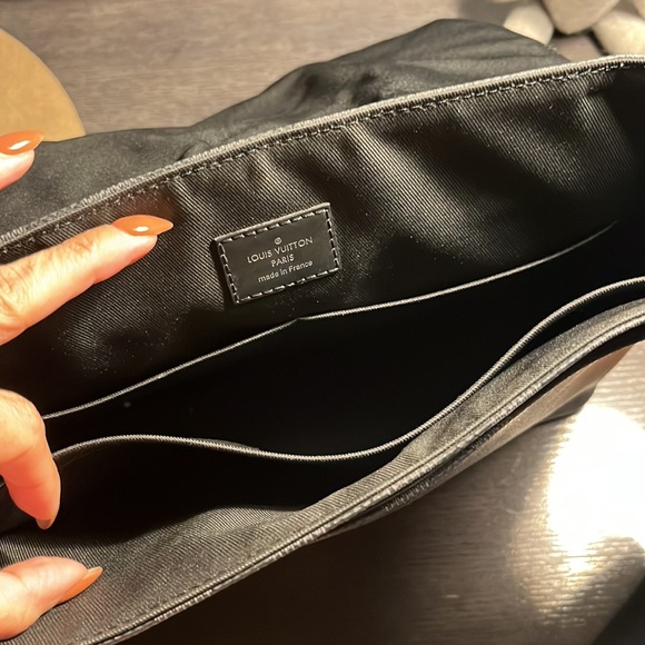 Authentic LOUIS VUITTON
District PM Damier Graphite Messenger Bag Black - Picture 4 of 4